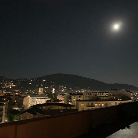 Attico Mansardato Affacciato Sul Cuore Di 布雷西亚 外观 照片